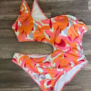 Super cute one shoulder one piece bathing suit with tummy cut-out! XXL